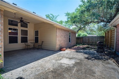 Welcome to this charming patio-style home! As you come inside on Rockport Country Club in Texas - for sale on GolfHomes.com, golf home, golf lot