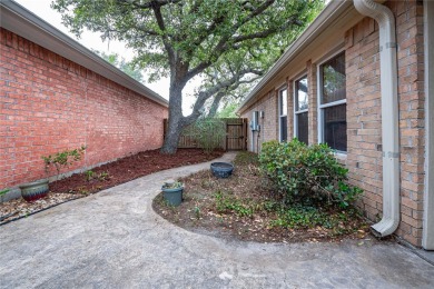 Welcome to this charming patio-style home! As you come inside on Rockport Country Club in Texas - for sale on GolfHomes.com, golf home, golf lot