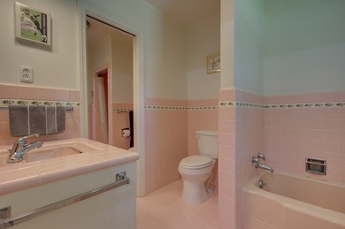 Luxurious brick home on the prestigious Texarkana Country Club on Texarkana Golf and Country Club in Arkansas - for sale on GolfHomes.com, golf home, golf lot