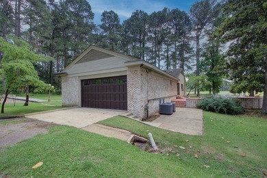 Luxurious brick home on the prestigious Texarkana Country Club on Texarkana Golf and Country Club in Arkansas - for sale on GolfHomes.com, golf home, golf lot