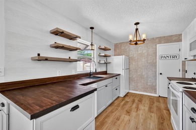 One or more photo(s) has been virtually staged. BEAUTIFULLY on El Diablo Executive Golf Course in Florida - for sale on GolfHomes.com, golf home, golf lot