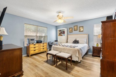 ROOF 2021 HWH 2022 BOND PAID! 4 miles to Sumter Landing!! on The Links of Spruce Creek in Florida - for sale on GolfHomes.com, golf home, golf lot