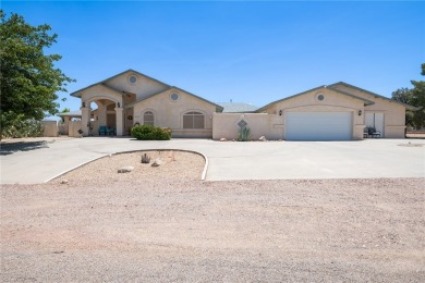 NICE 2,353 SQFT HOME WITH A LARGE FAMILY ROOM WITH ITS OWN on Valle Vista Golf Course in Arizona - for sale on GolfHomes.com, golf home, golf lot
