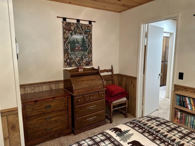 This beautifully maintained cabin features a spacious open floor on Lake Almanor Country Club in California - for sale on GolfHomes.com, golf home, golf lot
