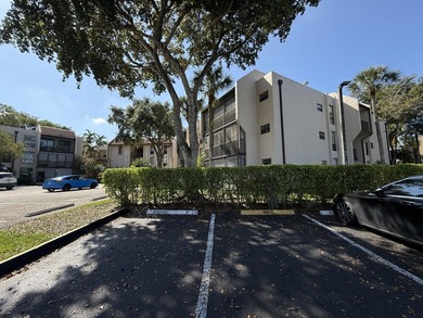 Beautifully maintained 2-bedroom, 2-bath condo in the desirable on  in Florida - for sale on GolfHomes.com, golf home, golf lot