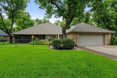 A lovely, comfortable 3-2-2 home with golf cart space in an on Pecan Plantation Country Club in Texas - for sale on GolfHomes.com, golf home, golf lot
