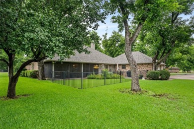 A lovely, comfortable 3-2-2 home with golf cart space in an on Pecan Plantation Country Club in Texas - for sale on GolfHomes.com, golf home, golf lot