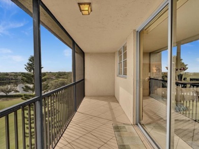 Experience elevated living in this beautifully updated 2-bed on  in Florida - for sale on GolfHomes.com, golf home, golf lot