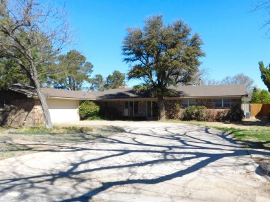 This 4 bedroom, 3 bath is move-in READY!! Pride of ownership is on Muleshoe Country Club in Texas - for sale on GolfHomes.com, golf home, golf lot