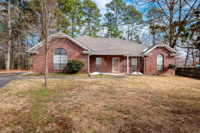 This one-level Maumelle home has everything you've been looking on Maumelle Golf and Country Club in Arkansas - for sale on GolfHomes.com, golf home, golf lot