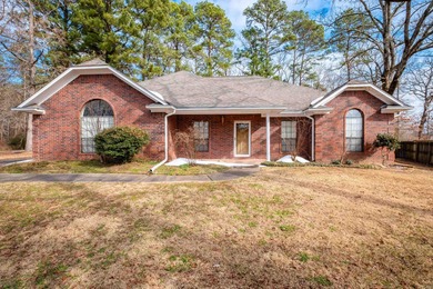 This one-level Maumelle home has everything you've been looking on Maumelle Golf and Country Club in Arkansas - for sale on GolfHomes.com, golf home, golf lot