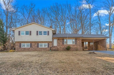 Located in one of Kernersville's most popular communities, this on Pine Knolls Golf Course in North Carolina - for sale on GolfHomes.com, golf home, golf lot