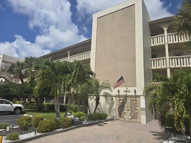 STEP INTO THE SIMPLE ELEGANCE OF THIS GROUND FLOOR CORNER IN on Wynmoor Golf Course in Florida - for sale on GolfHomes.com, golf home, golf lot