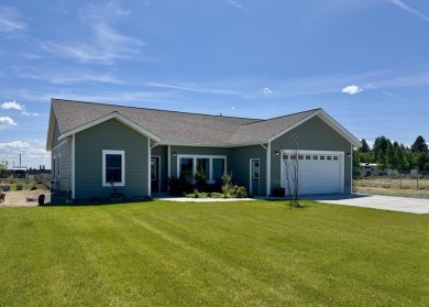 This is a three-bedroom, two-bathroom frame home built in 2020 on  in Oregon - for sale on GolfHomes.com, golf home, golf lot