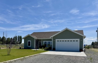 This is a three-bedroom, two-bathroom frame home built in 2020 on  in Oregon - for sale on GolfHomes.com, golf home, golf lot