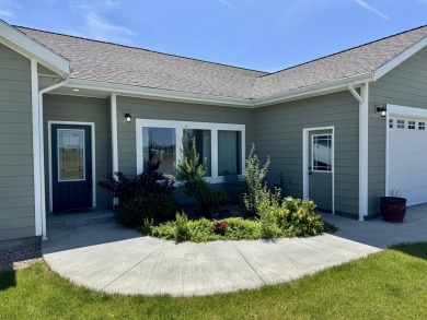 This is a three-bedroom, two-bathroom frame home built in 2020 on  in Oregon - for sale on GolfHomes.com, golf home, golf lot