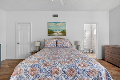 2 bedroom / 2.5 bath w/ primary bedroom on main floor. This home on Jupiter Dunes Golf Course in Florida - for sale on GolfHomes.com, golf home, golf lot