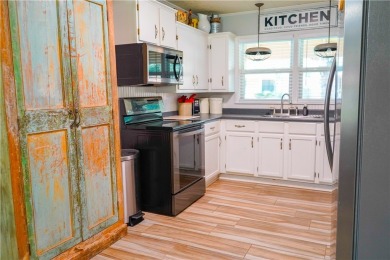 Welcome to this beautifully maintained 3-bedroom, 2-bathroom on Alice Municipal Golf Course in Texas - for sale on GolfHomes.com, golf home, golf lot
