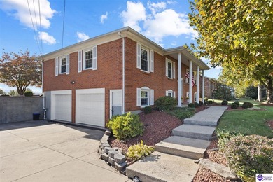 First time on the market in 40 years! This pristine, all-brick on Elizabethtown Municipal Par-3 in Kentucky - for sale on GolfHomes.com, golf home, golf lot
