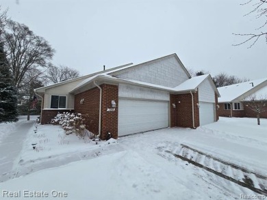 Welcome in to this spacious two bedroom ranch condo in the heart on White Lake Oaks Golf Course in Michigan - for sale on GolfHomes.com, golf home, golf lot