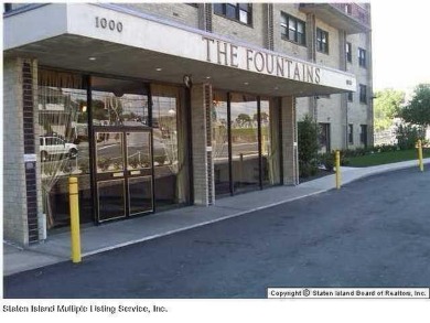 Welcome to this spacious updated one-bedroom apartment in a on Silver Lake Golf Course in New York - for sale on GolfHomes.com, golf home, golf lot