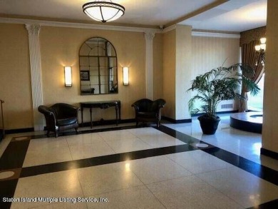 Welcome to this spacious updated one-bedroom apartment in a on Silver Lake Golf Course in New York - for sale on GolfHomes.com, golf home, golf lot