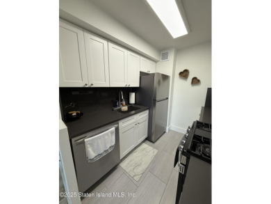 Welcome to this spacious updated one-bedroom apartment in a on Silver Lake Golf Course in New York - for sale on GolfHomes.com, golf home, golf lot