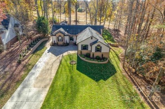 Live on the 18th fairway with NO HOA!! Enjoy entertaining on Mallard Head Country Club in North Carolina - for sale on GolfHomes.com, golf home, golf lot