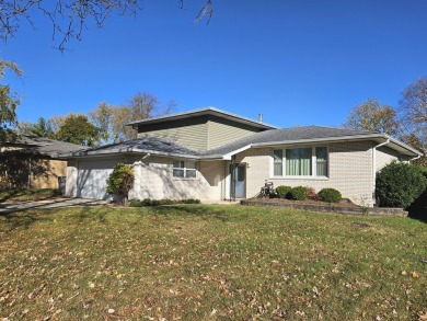 DEALS LIKE THIS ARE HARD TO COME BY!  HERE IS YOUR chance to on Silver Lake Country Club in Illinois - for sale on GolfHomes.com, golf home, golf lot