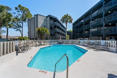 Welcome to this light and airy 2 bedroom 2 bath condo in the on Harbour View Par 3 and Driving Range in South Carolina - for sale on GolfHomes.com, golf home, golf lot