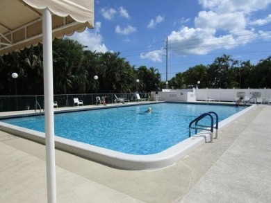 Large 2/2  corner unit  X-large screened in patio with beautiful on Hunters Run Golf and Country Club in Florida - for sale on GolfHomes.com, golf home, golf lot