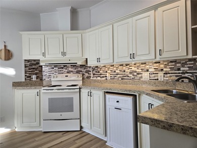 VERY WELL MAINTAINED 2-bedroom 2 bath home in beautiful Zellwood on Zellwood Station Country Club in Florida - for sale on GolfHomes.com, golf home, golf lot