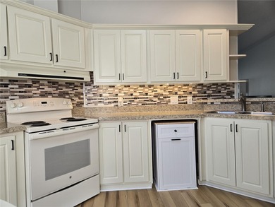 VERY WELL MAINTAINED 2-bedroom 2 bath home in beautiful Zellwood on Zellwood Station Country Club in Florida - for sale on GolfHomes.com, golf home, golf lot