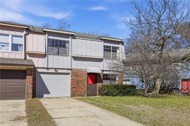 Charming Updated Townhouse in Peaceful Golf Course Community on River Oaks Golf Course in Missouri - for sale on GolfHomes.com, golf home, golf lot