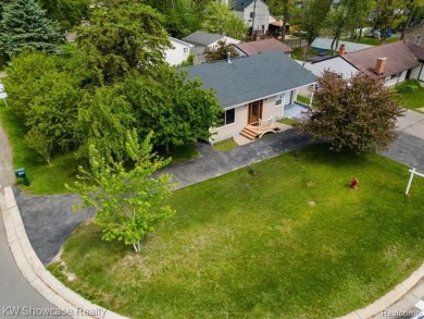 LOCATION LOCATION, CLEAN UPDATED 2 BDRM, 2 BATH, RANCH IN on Bay Pointe Golf Club in Michigan - for sale on GolfHomes.com, golf home, golf lot