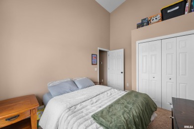 Open floor plan in this 2 (spacious) bedroom condo near Palmer on Palmer Hills Golf Course in Iowa - for sale on GolfHomes.com, golf home, golf lot