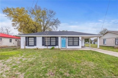 FRESH NEW LOOK! BRAND NEW VINYL PLANK FLOORING THROUGHOUT AND A on Frasch Park Golf Course in Louisiana - for sale on GolfHomes.com, golf home, golf lot