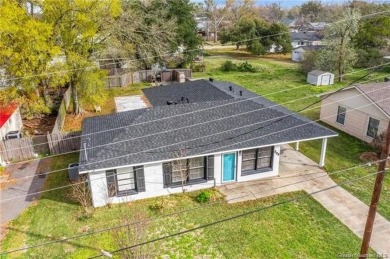 FRESH NEW LOOK! BRAND NEW VINYL PLANK FLOORING THROUGHOUT AND A on Frasch Park Golf Course in Louisiana - for sale on GolfHomes.com, golf home, golf lot