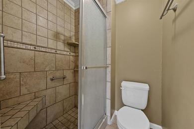 Investor Special! Spacious home located just minutes from the on Franklin Country Club in Kentucky - for sale on GolfHomes.com, golf home, golf lot