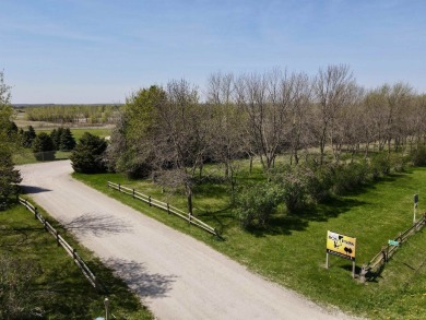 This 3-bedroom, 2-bath condo stands out in the Greater Lakes on Indian Hills Golf Club in Iowa - for sale on GolfHomes.com, golf home, golf lot