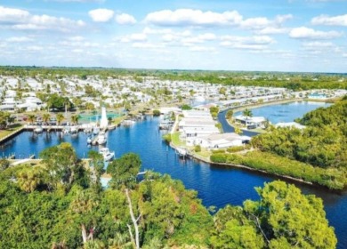 NO FLOODING FROM HURRICANE!! HOME IS IN GREAT CONDITION!! MOVE on Riverbend Golf and Country Club in Florida - for sale on GolfHomes.com, golf home, golf lot