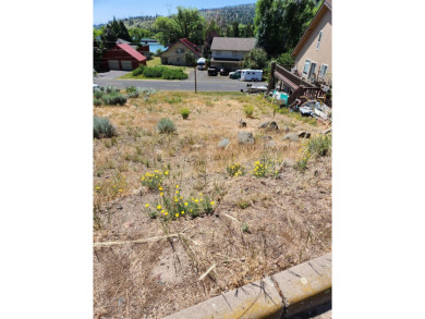 This lot has views of the mountains. Klamath Lake is just across on Harbor Links Golf Course in Oregon - for sale on GolfHomes.com, golf home, golf lot