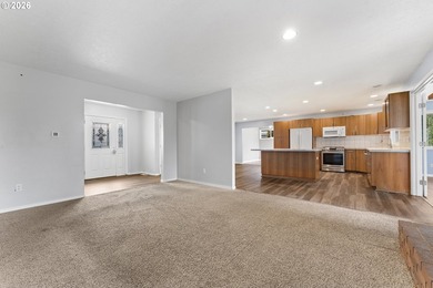 Rare opportunity to own a single-level home on the 18th hole of on  in Oregon - for sale on GolfHomes.com, golf home, golf lot