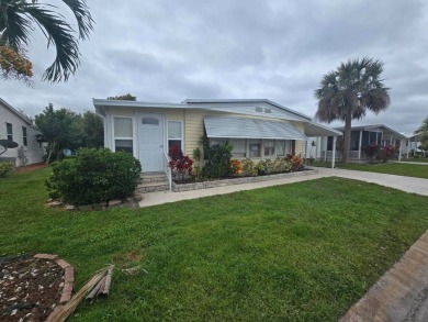 Charming & Renovated 2-Bedroom, 2-Bath Double-Wide in Vibrant on Vista Plantation Golf Club in Florida - for sale on GolfHomes.com, golf home, golf lot