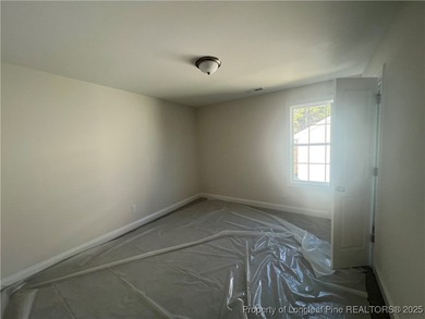 MOVE-IN PACKET!! FRENCH DOOR REFRIG, BLINDS, SOD FRONT AND BACK on Kings Grant Golf and Country Club in North Carolina - for sale on GolfHomes.com, golf home, golf lot