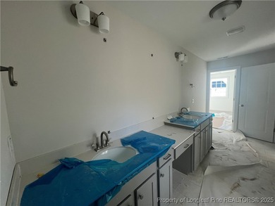 MOVE-IN PACKET!! FRENCH DOOR REFRIG, BLINDS, SOD FRONT AND BACK on Kings Grant Golf and Country Club in North Carolina - for sale on GolfHomes.com, golf home, golf lot