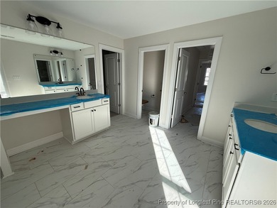 MOVE-IN PACKET!! FRENCH DOOR REFRIG, BLINDS, SOD FRONT AND BACK on Kings Grant Golf and Country Club in North Carolina - for sale on GolfHomes.com, golf home, golf lot