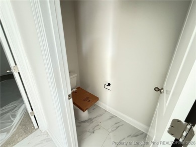 MOVE-IN PACKET!! FRENCH DOOR REFRIG, BLINDS, SOD FRONT AND BACK on Kings Grant Golf and Country Club in North Carolina - for sale on GolfHomes.com, golf home, golf lot