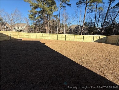 MOVE-IN PACKET!! FRENCH DOOR REFRIG, BLINDS, SOD FRONT AND BACK on Kings Grant Golf and Country Club in North Carolina - for sale on GolfHomes.com, golf home, golf lot