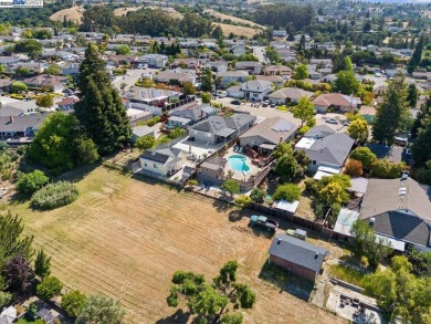 Gorgeous custom built home in the Proctor School area with large on Willow Park Golf Course in California - for sale on GolfHomes.com, golf home, golf lot